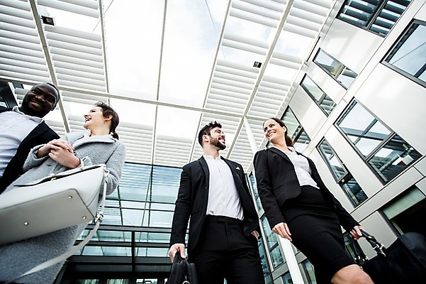 포토 JPG 주간 서양인 외국인 여자 남자 로우앵글 40대 흑인 가방 회사 비즈니스 성공 직장 대화 미소 사람 정장 빌딩 여러명 상반신 20대 성인 야외 앞모습 옆모습 30대 비즈니스라이프 업무 직장인 비즈니스맨 비즈니스우먼 동료 파일 체코 국내포토 자연요소 직업 라이프스타일 잡화 옷 유럽 뷰포인트 중년 다수 컨셉 관계 표정 말하기 인종 청년 건물 장년 작업 파일형식