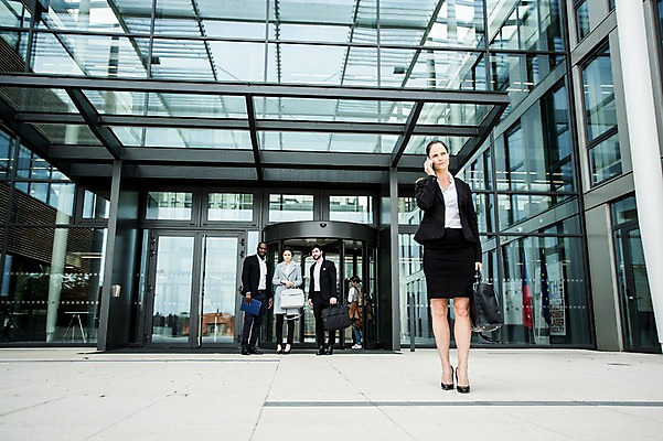 포토 JPG 주간 전신 서양인 외국인 여자 남자 40대 흑인 가방 회사 비즈니스 성공 직장 사람 정장 빌딩 여러명 20대 성인 야외 앞모습 30대 비즈니스라이프 스마트폰 파이팅 업무 직장인 비즈니스맨 비즈니스우먼 동료 문서 체코 통화 국내포토 자연요소 직업 라이프스타일 잡화 옷 유럽 뷰포인트 중년 다수 컨셉 관계 모션 인종 청년 건물 장년 핸드폰 스마트기기 작업 파일형식