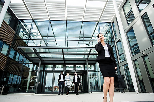 포토 JPG 주간 전신 서양인 외국인 직업 여자 남자 40대 가방 회사 비즈니스 성공 직장 대화 들기 사람 빌딩 여러명 상반신 20대 성인 야외 앞모습 30대 비즈니스라이프 스마트폰 걷기 파이팅 업무 직장인 비즈니스맨 비즈니스우먼 동료 체코 통화 국내포토 자연요소 라이프스타일 잡화 유럽 뷰포인트 중년 다수 컨셉 관계 모션 말하기 인종 청년 건물 장년 핸드폰 스마트기기 작업 파일형식