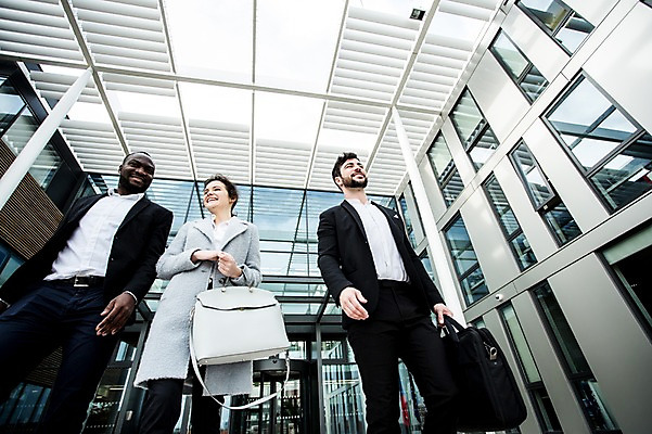 포토 JPG 주간 서양인 외국인 응시 여자 남자 로우앵글 흑인 가방 회사 비즈니스 성공 직장 대화 미소 사람 상반신 20대 성인 야외 앞모습 세명 30대 비즈니스라이프 걷기 업무 비즈니스맨 비즈니스우먼 동료 체코 국내포토 자연요소 라이프스타일 시선 잡화 유럽 뷰포인트 컨셉 관계 모션 표정 말하기 인종 청년 장년 작업 직장인 파일형식