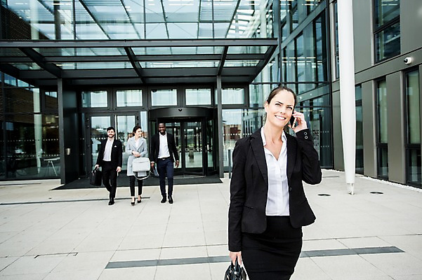 포토 JPG 주간 전신 서양인 외국인 응시 여자 남자 40대 흑인 서류가방 가방 회사 비즈니스 직장 미소 사람 정장 여러명 상반신 20대 성인 야외 앞모습 30대 친구 비즈니스라이프 스마트폰 걷기 파이팅 업무 직장인 비즈니스맨 비즈니스우먼 동료 문서 체코 통화 국내포토 자연요소 직업 라이프스타일 시선 잡화 옷 유럽 뷰포인트 중년 다수 관계 모션 표정 인종 청년 장년 핸드폰 스마트기기 작업 파일형식
