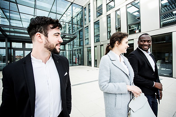 포토 JPG 주간 서양인 외국인 응시 여자 남자 흑인 회사 비즈니스 성공 직장 대화 미소 사람 빌딩 상반신 20대 성인 야외 옆모습 세명 30대 비즈니스라이프 업무 비즈니스맨 비즈니스우먼 동료 체코 국내포토 자연요소 라이프스타일 시선 유럽 뷰포인트 컨셉 관계 표정 말하기 인종 청년 건물 장년 작업 직장인 파일형식