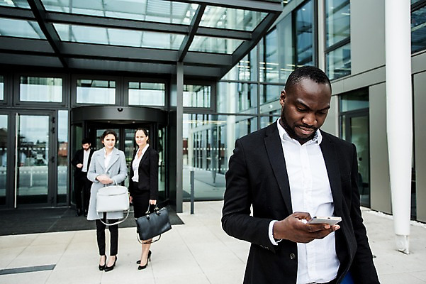 포토 JPG 주간 전신 서양인 외국인 응시 여자 남자 40대 흑인 가방 회사 비즈니스 직장 사람 정장 빌딩 여러명 상반신 20대 성인 야외 앞모습 옆모습 30대 친구 비즈니스라이프 스마트폰 파이팅 업무 직장인 비즈니스맨 비즈니스우먼 동료 체코 회전문 국내포토 자연요소 직업 라이프스타일 시선 잡화 옷 유럽 뷰포인트 중년 다수 관계 모션 인종 청년 건물 장년 핸드폰 스마트기기 문 작업 파일형식