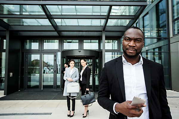 포토 JPG 주간 전신 서양인 외국인 응시 여자 남자 40대 흑인 가방 회사 비즈니스 직장 대화 서기 사람 정장 빌딩 여러명 상반신 20대 성인 야외 앞모습 옆모습 30대 친구 비즈니스라이프 스마트폰 파이팅 업무 직장인 비즈니스맨 비즈니스우먼 동료 체코 국내포토 자연요소 직업 라이프스타일 시선 잡화 옷 유럽 뷰포인트 중년 다수 관계 모션 말하기 인종 청년 건물 장년 핸드폰 스마트기기 작업 파일형식