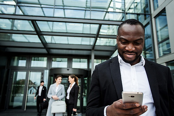 포토 JPG 주간 서양인 외국인 응시 여자 남자 40대 흑인 가방 회사 비즈니스 직장 대화 사람 정장 빌딩 여러명 상반신 20대 성인 야외 앞모습 옆모습 30대 친구 비즈니스라이프 스마트폰 업무 직장인 비즈니스맨 비즈니스우먼 동료 체코 국내포토 자연요소 직업 라이프스타일 시선 잡화 옷 유럽 뷰포인트 중년 다수 관계 말하기 인종 청년 건물 장년 핸드폰 스마트기기 작업 파일형식