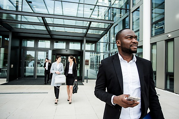 포토 JPG 주간 전신 서양인 외국인 응시 여자 남자 40대 흑인 가방 회사 비즈니스 직장 대화 사람 정장 여러명 상반신 20대 성인 야외 앞모습 30대 친구 비즈니스라이프 스마트폰 파이팅 업무 직장인 비즈니스맨 비즈니스우먼 동료 체코 국내포토 자연요소 직업 라이프스타일 시선 잡화 옷 유럽 뷰포인트 중년 다수 관계 모션 말하기 인종 청년 장년 핸드폰 스마트기기 작업 파일형식