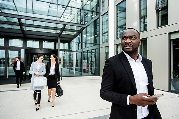 포토 JPG 주간 전신 서양인 외국인 응시 여자 남자 40대 흑인 가방 회사 비즈니스 직장 들기 사람 정장 빌딩 여러명 상반신 20대 성인 야외 앞모습 30대 친구 비즈니스라이프 스마트폰 걷기 파이팅 업무 직장인 비즈니스맨 비즈니스우먼 동료 체코 국내포토 자연요소 직업 라이프스타일 시선 잡화 옷 유럽 뷰포인트 중년 다수 관계 모션 인종 청년 건물 장년 핸드폰 스마트기기 작업 파일형식