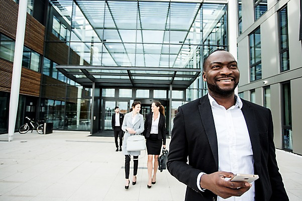 포토 JPG 주간 전신 서양인 외국인 여자 남자 40대 흑인 서류가방 회사 비즈니스 직장 미소 사람 정장 빌딩 여러명 상반신 20대 성인 야외 앞모습 30대 친구 비즈니스라이프 스마트폰 걷기 파이팅 업무 직장인 비즈니스맨 비즈니스우먼 동료 체코 국내포토 자연요소 직업 라이프스타일 옷 유럽 뷰포인트 중년 다수 가방 관계 모션 표정 인종 청년 건물 장년 핸드폰 스마트기기 작업 파일형식