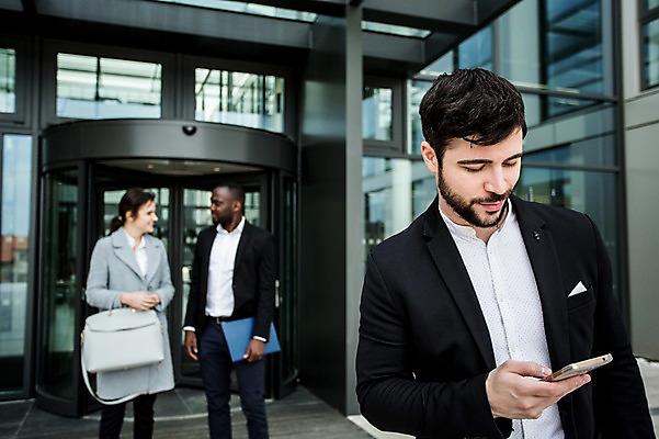 포토 JPG 주간 서양인 외국인 응시 여자 남자 흑인 가방 회사 비즈니스 직장 대화 사람 정장 빌딩 상반신 20대 성인 야외 앞모습 세명 30대 친구 비즈니스라이프 스마트폰 업무 직장인 비즈니스맨 비즈니스우먼 동료 파일 체코 성인만 국내포토 자연요소 직업 라이프스타일 시선 잡화 옷 유럽 뷰포인트 관계 말하기 인종 청년 건물 장년 핸드폰 스마트기기 작업 파일형식