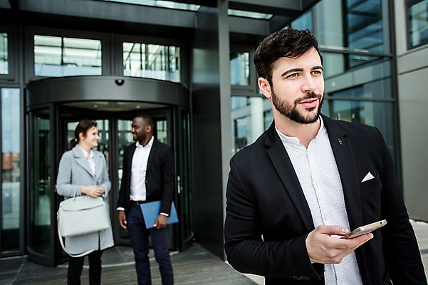 포토 JPG 주간 서양인 외국인 응시 여자 남자 흑인 가방 회사 비즈니스 직장 대화 미소 사람 정장 빌딩 상반신 20대 성인 야외 앞모습 옆모습 아웃포커스 세명 30대 친구 비즈니스라이프 스마트폰 마주보기 직장인 비즈니스맨 비즈니스우먼 동료 문서 체코 성인만 국내포토 자연요소 직업 라이프스타일 시선 잡화 옷 유럽 뷰포인트 관계 모션 촬영기법 표정 말하기 인종 청년 건물 장년 핸드폰 스마트기기 파일형식