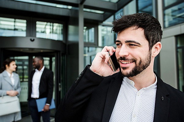 포토 JPG 주간 서양인 외국인 응시 여자 남자 흑인 가방 비즈니스 직장 대화 미소 사람 정장 빌딩 상반신 20대 성인 야외 옆모습 세명 30대 친구 비즈니스라이프 스마트폰 업무 직장인 비즈니스맨 비즈니스우먼 동료 문서 체코 통화 성인만 국내포토 자연요소 직업 라이프스타일 시선 잡화 옷 유럽 뷰포인트 회사 관계 모션 표정 말하기 인종 청년 건물 장년 핸드폰 스마트기기 작업 파일형식