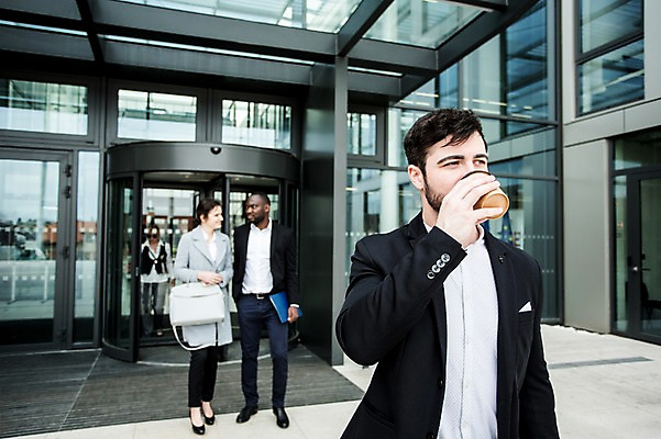 포토 JPG 주간 전신 서양인 외국인 응시 여자 남자 커피 흑인 회사 비즈니스 직장 대화 사람 정장 빌딩 상반신 20대 성인 야외 앞모습 세명 30대 친구 비즈니스라이프 마시기 업무 직장인 비즈니스맨 비즈니스우먼 동료 문서 체코 회전문 성인만 국내포토 자연요소 직업 라이프스타일 시선 옷 유럽 음료 뷰포인트 관계 모션 말하기 인종 청년 건물 장년 문 작업 파일형식