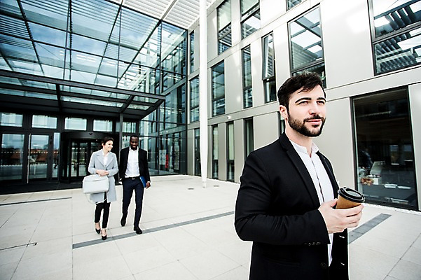 포토 JPG 주간 전신 서양인 외국인 응시 여자 남자 커피 흑인 회사 비즈니스 직장 대화 미소 사람 정장 빌딩 상반신 20대 성인 야외 앞모습 옆모습 세명 30대 친구 비즈니스라이프 걷기 업무 직장인 비즈니스맨 비즈니스우먼 동료 문서 체코 성인만 국내포토 자연요소 직업 라이프스타일 시선 옷 유럽 음료 뷰포인트 관계 모션 표정 말하기 인종 청년 건물 장년 작업 파일형식