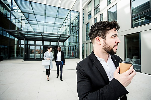 포토 JPG 주간 전신 서양인 외국인 응시 여자 남자 커피 흑인 가방 비즈니스 성공 직장 대화 사람 정장 빌딩 상반신 20대 성인 야외 앞모습 옆모습 세명 30대 친구 비즈니스라이프 걷기 업무 직장인 비즈니스맨 비즈니스우먼 동료 문서 체코 성인만 국내포토 자연요소 직업 라이프스타일 시선 잡화 옷 유럽 음료 뷰포인트 컨셉 회사 관계 모션 말하기 인종 청년 건물 장년 작업 파일형식