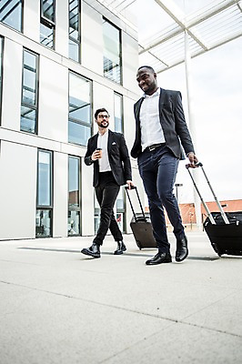 포토 JPG 주간 전신 서양인 외국인 직업 응시 남자 커피 여행 흑인 비즈니스 성공 대화 미소 사람 정장 빌딩 20대 성인 야외 두명 옆모습 30대 친구 비즈니스라이프 걷기 캐리어 우정 업무 직장인 비즈니스맨 동료 출장 체코 성인남자만 국내포토 자연요소 라이프스타일 시선 옷 유럽 음료 뷰포인트 컨셉 관계 모션 표정 말하기 인종 청년 건물 장년 여행가방 작업 남자만 성인만 파일형식