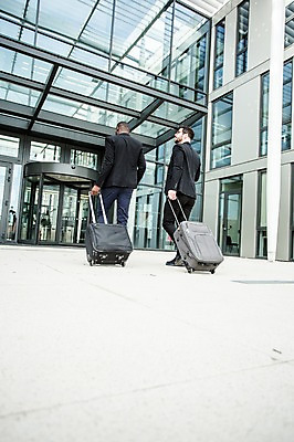 포토 JPG 주간 전신 서양인 외국인 직업 남자 여행 흑인 비즈니스 성공 사람 정장 빌딩 20대 성인 야외 두명 뒷모습 30대 친구 비즈니스라이프 걷기 캐리어 우정 업무 직장인 비즈니스맨 동료 출장 체코 성인남자만 국내포토 자연요소 라이프스타일 옷 유럽 뷰포인트 컨셉 관계 모션 인종 청년 건물 장년 여행가방 작업 남자만 성인만 파일형식