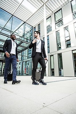 포토 JPG 주간 전신 서양인 외국인 직업 남자 여행 흑인 비즈니스 성공 대화 미소 사람 정장 20대 성인 야외 두명 옆모습 30대 친구 비즈니스라이프 걷기 캐리어 우정 업무 직장인 비즈니스맨 동료 출장 체코 사원증 성인남자만 국내포토 자연요소 라이프스타일 옷 유럽 뷰포인트 컨셉 관계 모션 표정 말하기 인종 청년 장년 여행가방 작업 남자만 성인만 파일형식