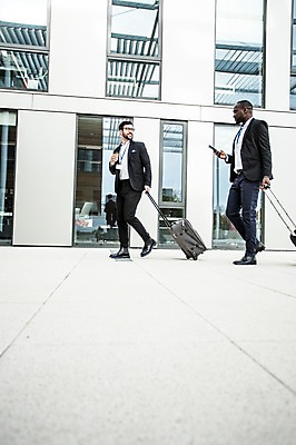 포토 JPG 주간 전신 서양인 외국인 직업 응시 남자 여행 흑인 비즈니스 성공 대화 미소 사람 정장 20대 성인 야외 두명 옆모습 30대 친구 비즈니스라이프 스마트폰 걷기 캐리어 우정 업무 직장인 비즈니스맨 동료 출장 체코 사원증 성인남자만 국내포토 자연요소 라이프스타일 시선 옷 유럽 뷰포인트 컨셉 관계 모션 표정 말하기 인종 청년 장년 핸드폰 스마트기기 여행가방 작업 남자만 성인만 파일형식