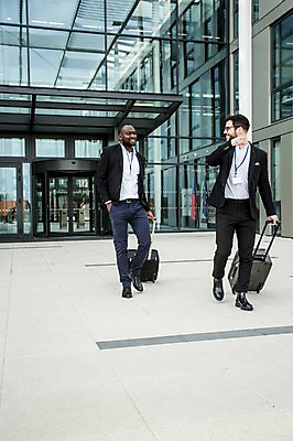 포토 JPG 주간 전신 서양인 외국인 직업 응시 남자 여행 흑인 비즈니스 성공 대화 미소 사람 정장 20대 성인 야외 두명 앞모습 30대 친구 비즈니스라이프 걷기 캐리어 우정 업무 직장인 비즈니스맨 뒤돌아보기 동료 출장 체코 사원증 성인남자만 국내포토 자연요소 라이프스타일 시선 옷 유럽 뷰포인트 컨셉 관계 모션 표정 말하기 인종 청년 장년 여행가방 작업 남자만 성인만 파일형식
