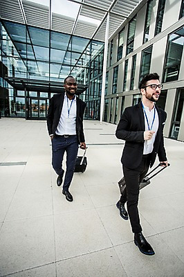 포토 JPG 주간 전신 서양인 외국인 직업 남자 여행 흑인 비즈니스 성공 미소 사람 정장 20대 성인 야외 두명 앞모습 30대 친구 비즈니스라이프 걷기 캐리어 업무 직장인 비즈니스맨 동료 출장 체코 사원증 성인남자만 국내포토 자연요소 라이프스타일 옷 유럽 뷰포인트 컨셉 관계 모션 표정 인종 청년 장년 여행가방 작업 남자만 성인만 파일형식
