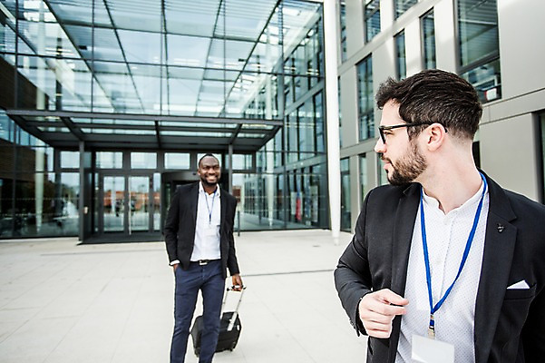포토 JPG 주간 서양인 외국인 직업 응시 남자 여행 흑인 비즈니스 성공 미소 사람 정장 상반신 20대 성인 야외 두명 앞모습 30대 친구 비즈니스라이프 걷기 캐리어 우정 업무 직장인 비즈니스맨 뒤돌아보기 동료 출장 체코 사원증 성인남자만 국내포토 자연요소 라이프스타일 시선 옷 유럽 뷰포인트 컨셉 관계 모션 표정 인종 청년 장년 여행가방 작업 남자만 성인만 파일형식