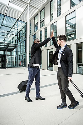 포토 JPG 주간 전신 서양인 외국인 직업 남자 여행 흑인 비즈니스 성공 미소 사람 정장 빌딩 20대 성인 야외 두명 옆모습 30대 친구 비즈니스라이프 마주보기 우정 업무 직장인 비즈니스맨 동료 출장 하이파이브 체코 성인남자만 국내포토 자연요소 라이프스타일 옷 유럽 뷰포인트 컨셉 관계 모션 표정 인종 손짓 청년 건물 장년 작업 남자만 성인만 파일형식