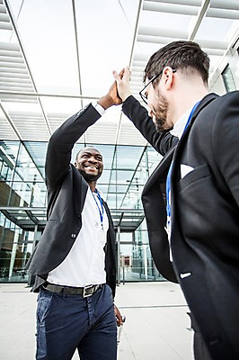 포토 JPG 주간 서양인 외국인 직업 남자 여행 흑인 비즈니스 성공 웃음 사람 정장 상반신 20대 성인 야외 두명 앞모습 옆모습 30대 친구 비즈니스라이프 우정 업무 직장인 비즈니스맨 동료 출장 하이파이브 체코 사원증 성인남자만 국내포토 자연요소 라이프스타일 옷 유럽 뷰포인트 컨셉 관계 표정 인종 손짓 청년 장년 작업 남자만 성인만 파일형식