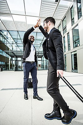 포토 JPG 주간 전신 서양인 외국인 직업 남자 여행 흑인 비즈니스 성공 미소 사람 정장 20대 성인 야외 두명 앞모습 옆모습 30대 친구 비즈니스라이프 캐리어 우정 업무 직장인 비즈니스맨 동료 출장 하이파이브 체코 사원증 성인남자만 국내포토 자연요소 라이프스타일 옷 유럽 뷰포인트 컨셉 관계 표정 인종 손짓 청년 장년 여행가방 작업 남자만 성인만 파일형식