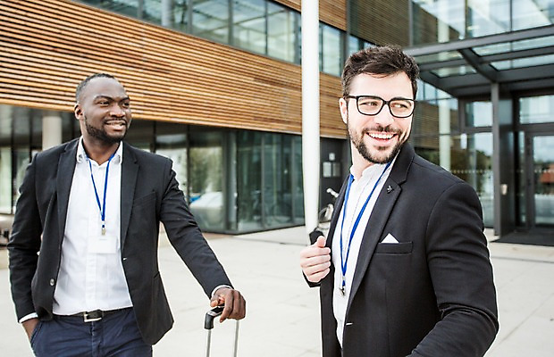 포토 JPG 주간 서양인 외국인 직업 응시 남자 흑인 비즈니스 성공 협력 미소 사람 정장 상반신 20대 성인 야외 두명 앞모습 옆모습 30대 친구 비즈니스라이프 캐리어 업무 직장인 비즈니스맨 뒤돌아보기 동료 출장 체코 사원증 성인남자만 국내포토 자연요소 라이프스타일 시선 옷 유럽 뷰포인트 컨셉 관계 모션 표정 인종 청년 장년 여행가방 작업 남자만 성인만 파일형식