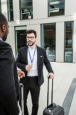 포토 JPG 주간 서양인 외국인 직업 응시 남자 여행 흑인 비즈니스 대화 사람 정장 상반신 20대 성인 야외 두명 앞모습 뒷모습 30대 친구 비즈니스라이프 마주보기 캐리어 우정 업무 직장인 비즈니스맨 동료 출장 체코 사원증 성인남자만 국내포토 자연요소 라이프스타일 시선 옷 유럽 뷰포인트 관계 모션 말하기 인종 청년 장년 여행가방 작업 남자만 성인만 파일형식