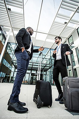 포토 JPG 주간 전신 서양인 외국인 직업 남자 로우앵글 흑인 비즈니스 성공 협력 대화 사람 정장 빌딩 20대 성인 야외 두명 옆모습 30대 친구 비즈니스라이프 캐리어 업무 직장인 비즈니스맨 동료 출장 체코 사원증 성인남자만 국내포토 자연요소 라이프스타일 옷 유럽 뷰포인트 컨셉 관계 말하기 인종 청년 건물 장년 여행가방 작업 남자만 성인만 파일형식