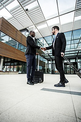 포토 JPG 주간 전신 서양인 외국인 직업 남자 여행 흑인 비즈니스 악수 서기 사람 정장 빌딩 20대 성인 야외 두명 옆모습 30대 친구 비즈니스라이프 마주보기 캐리어 우정 업무 직장인 비즈니스맨 동료 출장 체코 사원증 성인남자만 국내포토 자연요소 라이프스타일 옷 유럽 뷰포인트 관계 모션 인종 손짓 청년 건물 장년 여행가방 작업 남자만 성인만 파일형식