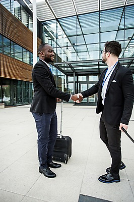 포토 JPG 주간 전신 서양인 외국인 직업 남자 여행 흑인 비즈니스 성공 악수 사람 정장 20대 성인 야외 두명 옆모습 30대 친구 비즈니스라이프 캐리어 우정 업무 직장인 비즈니스맨 동료 출장 체코 사원증 성인남자만 국내포토 자연요소 라이프스타일 옷 유럽 뷰포인트 컨셉 관계 인종 손짓 청년 장년 여행가방 작업 남자만 성인만 파일형식