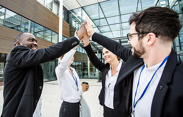 포토 JPG 주간 서양인 외국인 응시 여자 남자 커피 40대 흑인 가방 비즈니스 협력 직장 미소 사람 정장 여러명 상반신 20대 성인 야외 옆모습 신체부위 30대 친구 비즈니스라이프 파이팅 직장인 비즈니스맨 비즈니스우먼 동료 체코 손모으기 국내포토 자연요소 직업 라이프스타일 시선 잡화 옷 유럽 음료 뷰포인트 중년 다수 회사 관계 모션 표정 인종 손짓 청년 장년 파일형식