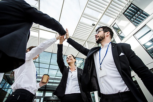 포토 JPG 주간 서양인 외국인 여자 남자 커피 40대 흑인 비즈니스 협력 직장 미소 사람 정장 여러명 상반신 20대 성인 야외 앞모습 옆모습 30대 친구 비즈니스라이프 파이팅 직장인 비즈니스맨 비즈니스우먼 동료 체코 손모으기 국내포토 자연요소 직업 라이프스타일 옷 유럽 음료 뷰포인트 중년 다수 회사 관계 모션 표정 인종 손짓 청년 장년 파일형식