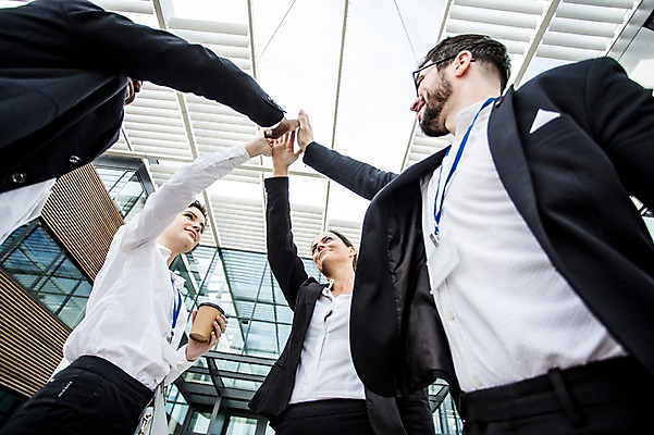 포토 JPG 주간 서양인 외국인 응시 여자 남자 커피 40대 흑인 비즈니스 협력 직장 미소 사람 정장 여러명 상반신 20대 성인 야외 앞모습 옆모습 30대 친구 비즈니스라이프 파이팅 직장인 비즈니스맨 비즈니스우먼 동료 체코 손모으기 국내포토 자연요소 직업 라이프스타일 시선 옷 유럽 음료 뷰포인트 중년 다수 회사 관계 모션 표정 인종 손짓 청년 장년 파일형식