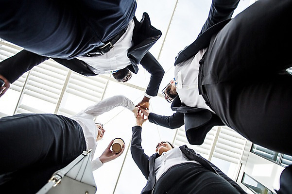 포토 JPG 주간 서양인 외국인 손 여자 남자 커피 로우앵글 40대 흑인 비즈니스 협력 직장 미소 사람 정장 여러명 상반신 20대 성인 야외 신체부위 30대 친구 비즈니스라이프 파이팅 직장인 비즈니스맨 비즈니스우먼 동료 체코 손모으기 국내포토 자연요소 직업 라이프스타일 옷 유럽 음료 뷰포인트 중년 다수 회사 관계 모션 표정 인종 손짓 청년 장년 파일형식