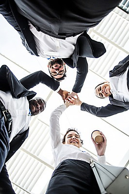 포토 JPG 주간 서양인 외국인 손 응시 여자 남자 커피 로우앵글 40대 흑인 가방 비즈니스 협력 직장 미소 들기 사람 정장 여러명 상반신 20대 성인 야외 신체부위 30대 친구 비즈니스라이프 파이팅 직장인 비즈니스맨 비즈니스우먼 동료 체코 손모으기 국내포토 자연요소 직업 라이프스타일 시선 잡화 옷 유럽 음료 뷰포인트 중년 다수 회사 관계 모션 표정 인종 손짓 청년 장년 파일형식