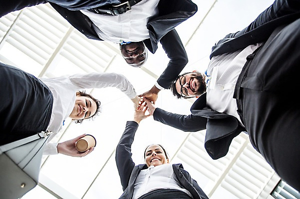 포토 JPG 주간 서양인 외국인 손 응시 여자 남자 로우앵글 40대 흑인 가방 비즈니스 협력 직장 미소 들기 사람 정장 여러명 상반신 20대 성인 야외 신체부위 30대 친구 비즈니스라이프 파이팅 직장인 비즈니스맨 비즈니스우먼 커피잔 동료 체코 손모으기 국내포토 자연요소 직업 라이프스타일 시선 잡화 옷 유럽 커피 뷰포인트 중년 다수 회사 관계 모션 잔 표정 인종 손짓 청년 장년 파일형식