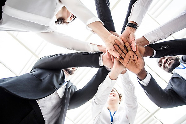 포토 JPG 주간 서양인 외국인 손 여자 남자 로우앵글 40대 흑인 비즈니스 협력 직장 사람 정장 여러명 상반신 20대 성인 야외 신체부위 30대 친구 비즈니스라이프 파이팅 직장인 비즈니스맨 비즈니스우먼 동료 체코 손모으기 국내포토 자연요소 직업 라이프스타일 옷 유럽 뷰포인트 중년 다수 회사 관계 모션 인종 손짓 청년 장년 파일형식