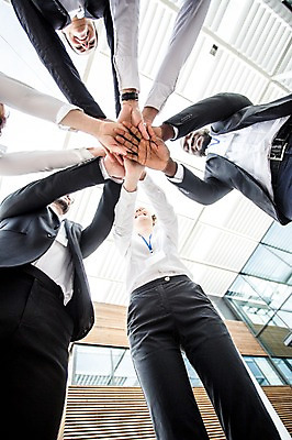 포토 JPG 주간 서양인 외국인 손 여자 남자 로우앵글 40대 흑인 비즈니스 협력 직장 사람 정장 여러명 상반신 20대 성인 야외 신체부위 30대 친구 비즈니스라이프 파이팅 직장인 비즈니스맨 비즈니스우먼 동료 체코 손모으기 국내포토 자연요소 직업 라이프스타일 옷 유럽 뷰포인트 중년 다수 회사 관계 모션 인종 손짓 청년 장년 파일형식