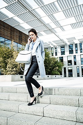 포토 JPG 주간 전신 서양인 외국인 여자 가방 비즈니스 한명 사람 빌딩 20대 성인 야외 옆모습 비즈니스라이프 스마트폰 걷기 계단 업무 직장인 비즈니스우먼 바쁨 체코 통화 성인여자한명만 국내포토 자연요소 직업 1 라이프스타일 잡화 유럽 뷰포인트 모션 인종 청년 건물 핸드폰 스마트기기 작업 여자한명만 성인여자만 파일형식