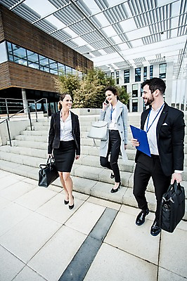 포토 JPG 주간 전신 서양인 외국인 응시 여자 남자 40대 가방 비즈니스 대화 미소 사람 정장 빌딩 20대 성인 야외 옆모습 세명 비즈니스라이프 스마트폰 걷기 업무 직장인 비즈니스맨 비즈니스우먼 동료 문서 바쁨 체코 통화 국내포토 자연요소 직업 라이프스타일 시선 잡화 옷 유럽 뷰포인트 중년 관계 모션 표정 말하기 인종 청년 건물 핸드폰 스마트기기 작업 파일형식