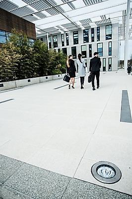 포토 JPG 주간 전신 서양인 외국인 여자 남자 40대 서류가방 비즈니스 들기 사람 정장 빌딩 20대 성인 야외 뒷모습 세명 비즈니스라이프 걷기 업무 직장인 비즈니스맨 비즈니스우먼 동료 바쁨 체코 국내포토 자연요소 직업 라이프스타일 옷 유럽 뷰포인트 중년 가방 관계 모션 인종 청년 건물 작업 파일형식