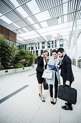 포토 JPG 주간 전신 서양인 외국인 응시 여자 남자 40대 서류가방 비즈니스 사람 정장 20대 성인 야외 앞모습 옆모습 세명 비즈니스라이프 스마트폰 업무 직장인 비즈니스맨 비즈니스우먼 동료 문서 바쁨 체코 통화 국내포토 자연요소 직업 라이프스타일 시선 옷 유럽 뷰포인트 중년 가방 관계 모션 인종 청년 핸드폰 스마트기기 작업 파일형식