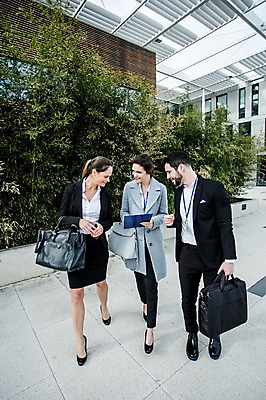 포토 JPG 주간 전신 서양인 외국인 응시 여자 남자 40대 서류가방 비즈니스 대화 미소 들기 사람 정장 빌딩 20대 성인 야외 앞모습 세명 비즈니스라이프 걷기 업무 직장인 비즈니스맨 비즈니스우먼 동료 문서 바쁨 체코 국내포토 자연요소 직업 라이프스타일 시선 옷 유럽 뷰포인트 중년 가방 관계 모션 표정 말하기 인종 청년 건물 작업 파일형식