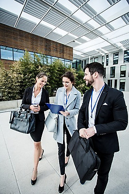 포토 JPG 주간 전신 서양인 외국인 응시 여자 남자 40대 서류가방 가방 비즈니스 회의 대화 미소 들기 사람 정장 20대 성인 야외 앞모습 세명 비즈니스라이프 걷기 직장인 비즈니스맨 비즈니스우먼 동료 문서 바쁨 체코 국내포토 자연요소 직업 라이프스타일 시선 잡화 옷 유럽 뷰포인트 중년 관계 모션 표정 말하기 인종 청년 파일형식