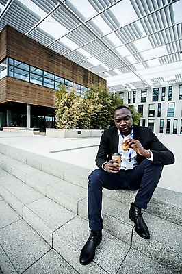 포토 JPG 주간 전신 서양인 외국인 응시 남자 커피 빵 흑인 비즈니스 한명 사람 앉기 정장 성인 야외 앞모습 30대 비즈니스라이프 계단 직장인 비즈니스맨 먹기 체코 성인남자한명만 혼족 국내포토 자연요소 직업 1 라이프스타일 시선 옷 유럽 음료 음식 뷰포인트 모션 인종 장년 싱글라이프 남자한명만 성인남자만 파일형식