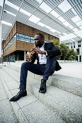 포토 JPG 주간 전신 서양인 외국인 응시 남자 커피 빵 흑인 비즈니스 휴식 한명 사람 앉기 정장 성인 야외 옆모습 30대 비즈니스라이프 계단 직장인 비즈니스맨 체코 점심 성인남자한명만 혼족 국내포토 자연요소 직업 1 라이프스타일 시선 옷 유럽 음료 음식 뷰포인트 컨셉 모션 인종 장년 싱글라이프 남자한명만 성인남자만 파일형식