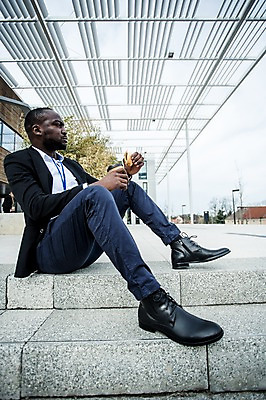 포토 JPG 주간 전신 서양인 외국인 남자 커피 빵 흑인 비즈니스 휴식 한명 사람 앉기 정장 빌딩 성인 야외 옆모습 30대 비즈니스라이프 계단 직장인 비즈니스맨 체코 점심 성인남자한명만 혼족 국내포토 자연요소 직업 1 라이프스타일 옷 유럽 음료 음식 뷰포인트 컨셉 모션 인종 건물 장년 싱글라이프 남자한명만 성인남자만 파일형식